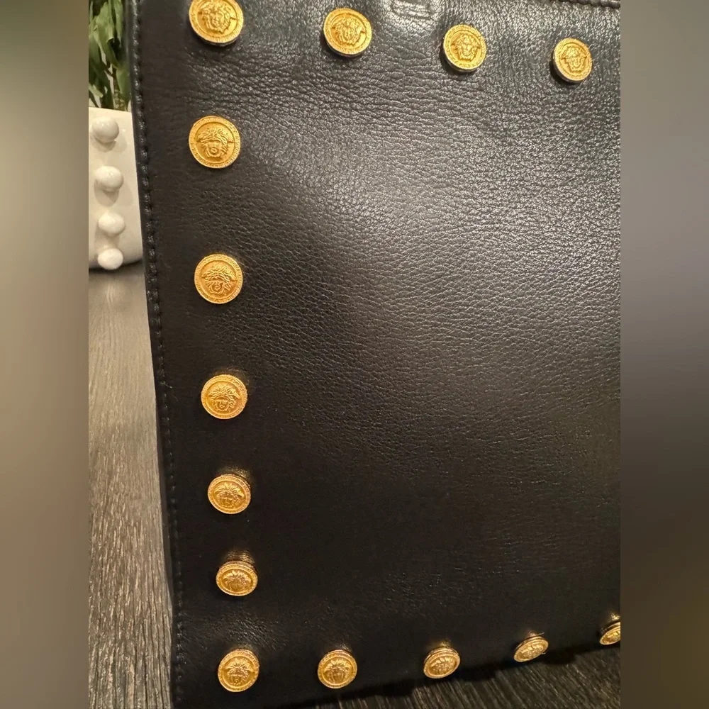 1990s Gianni Versace Couture Medallion Black leather Chain Bag - Picture 2 of 12